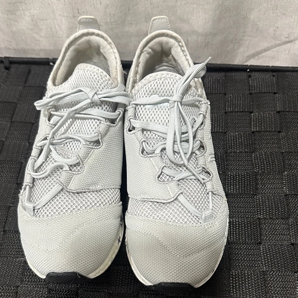 Asics Women's Light Gray Athletic Shoes 7.5